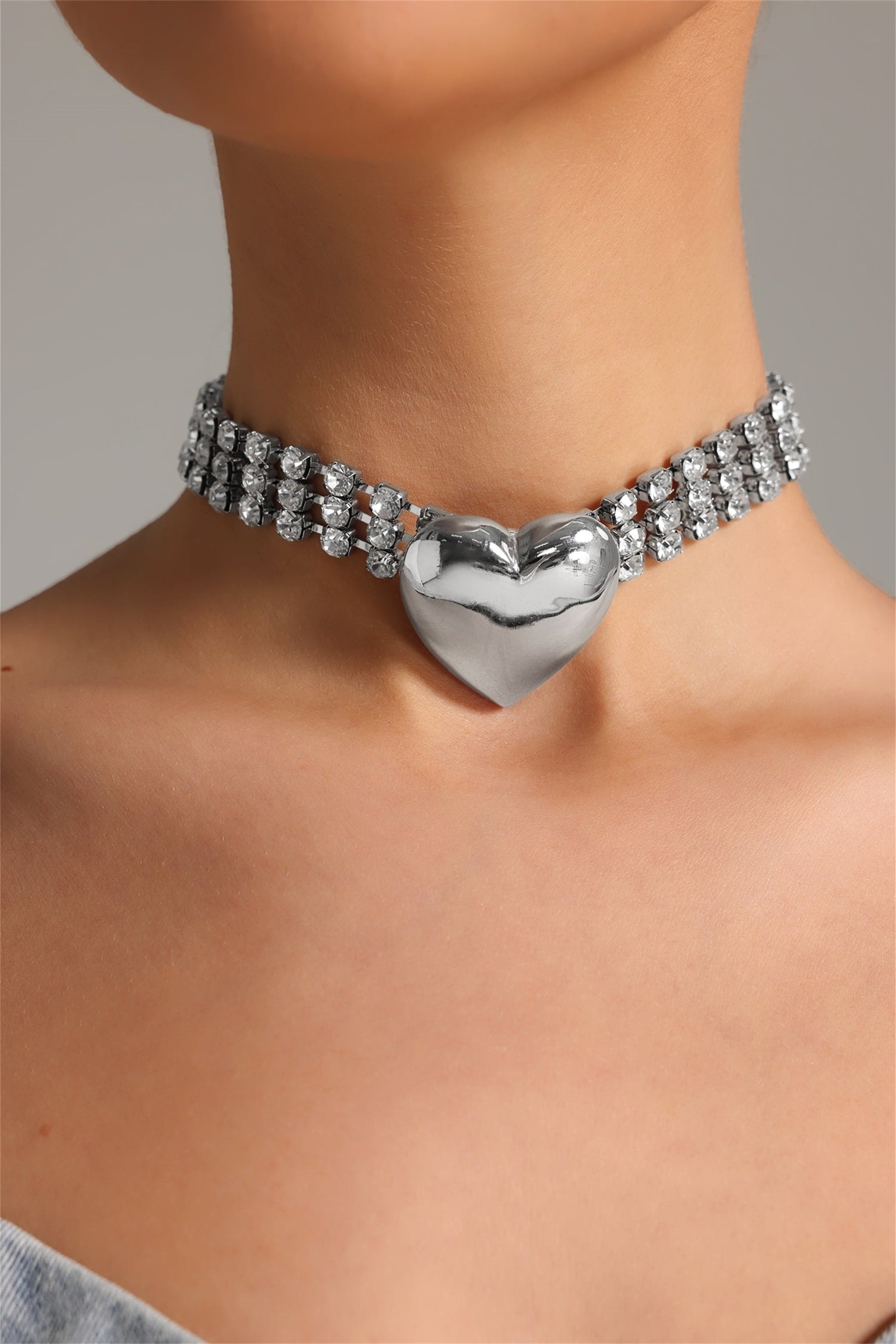 Metal Heart Embellished Rhinestone Choker
