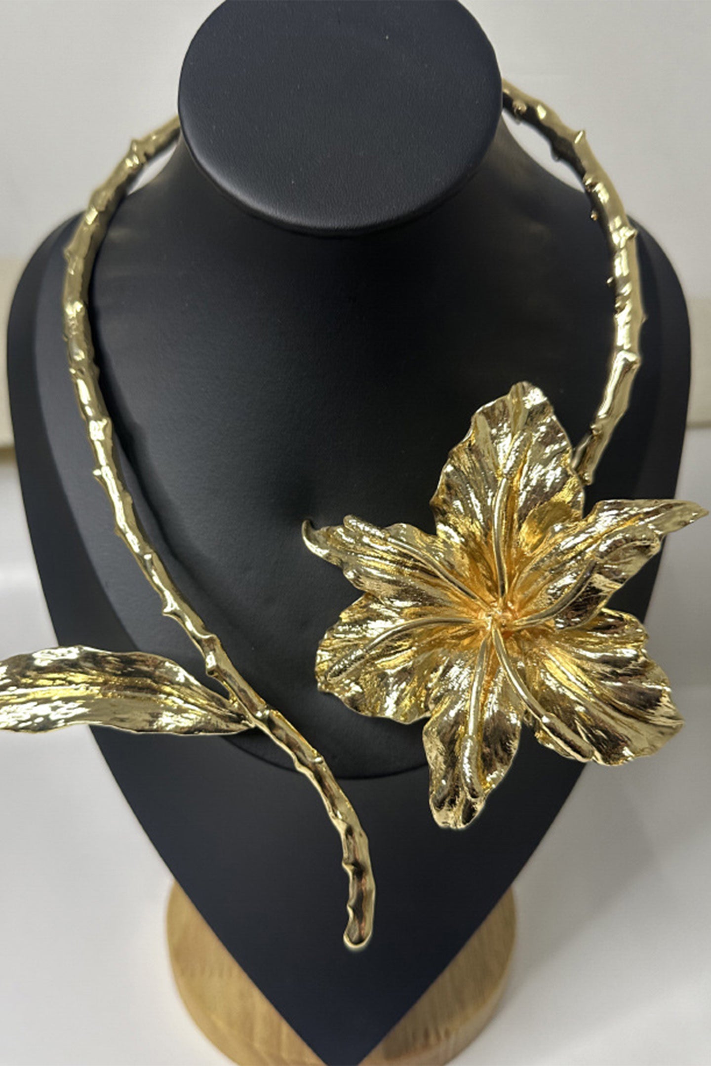 Oversize Flower Choker Necklace