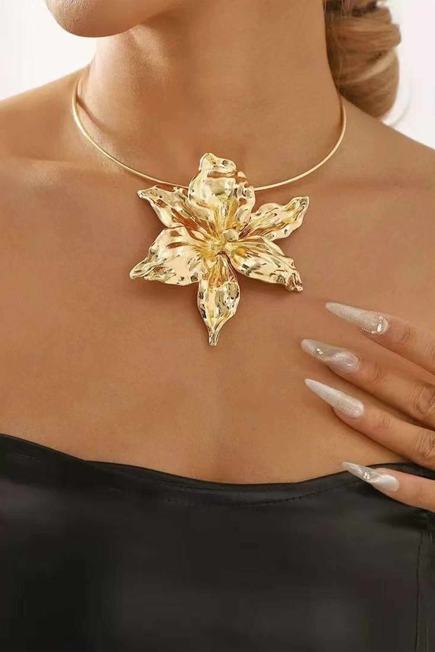Metal Floral Pendant Choker