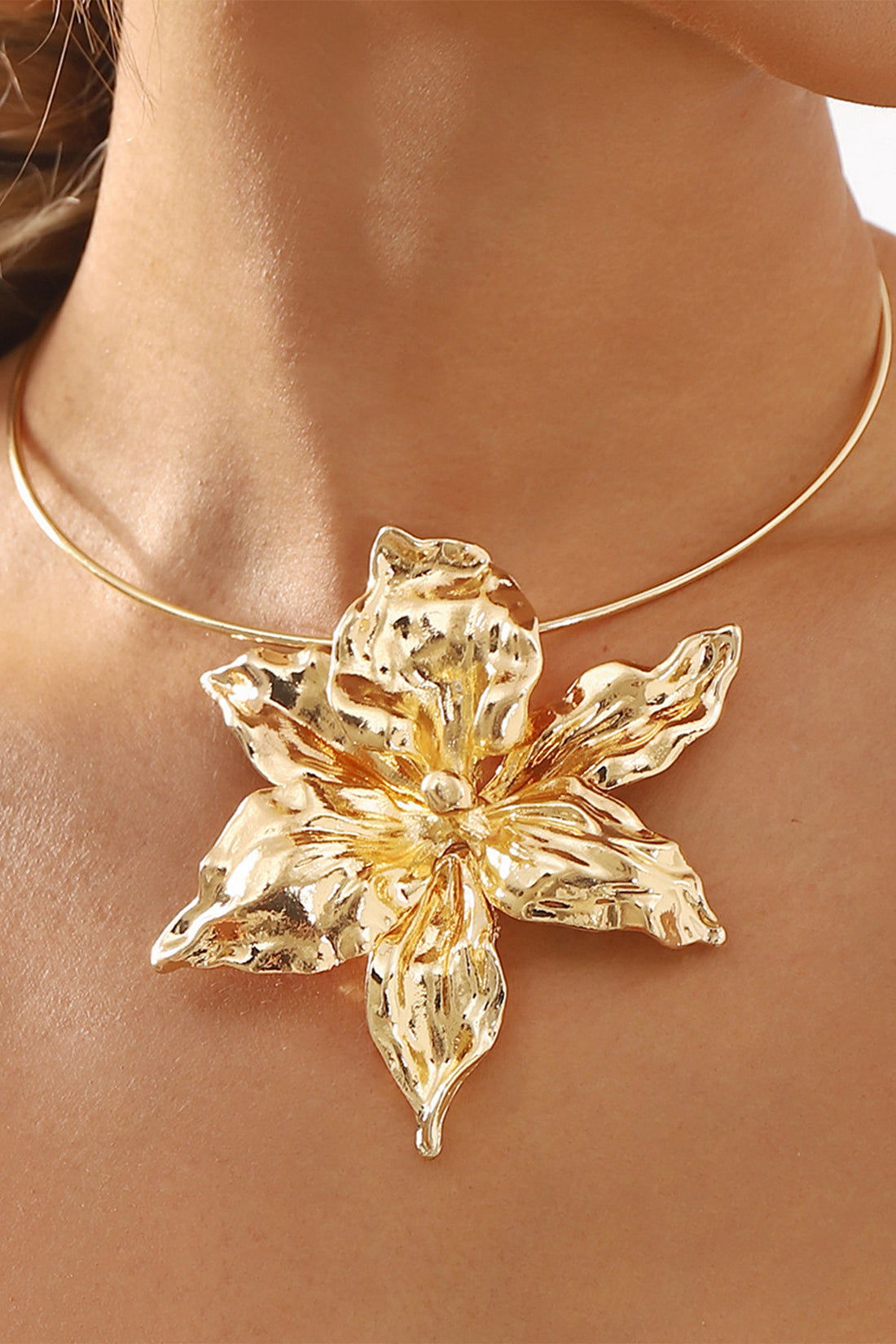 Metal Floral Pendant Choker