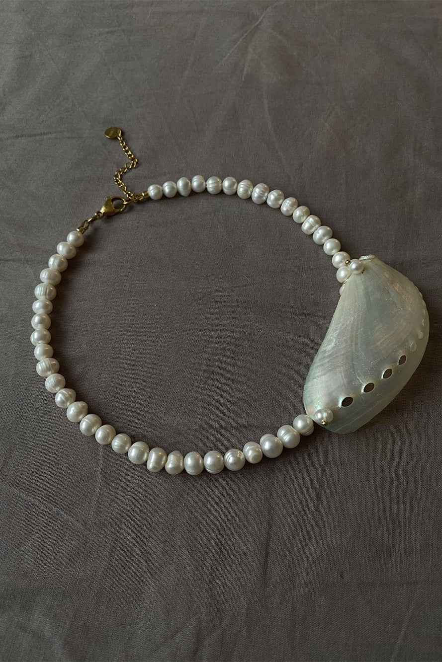 Shell Pendant Pearl Necklace